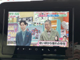 テレビ番組を画面に表示でき、停車中の待ち時間などに映像を視聴できます。画面に時刻も表示されるため、休憩中のひとときを過ごす際にも便利な装備です。ご利用時は周囲の安全に配慮してお使いください。