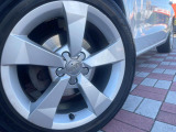 ●純正16インチアルミホイール:輸入車ならではの卓越した走りを支えるホイールと足回りです!日本車の走りに慣れている方にもぜひ体感して頂きたいほど、高いレベルでまとまっています!