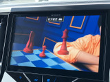 見やすい地図表示で、スムーズなナビゲーションを実現。渋滞情報も確認できるので、快適なドライブをサポートします。