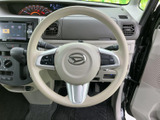 握りやすい円形のステアリングに操作ボタンを備え、運転姿勢のまま各種機能にアクセスしやすい設計です。メーターや前方の視界を保ちながら運転できます。