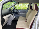 運転席周りはシンプルで使いやすく、操作しやすい設計です。視認性の高いメーター類で、安全運転をサポートします。快適なドライブをお楽しみください。