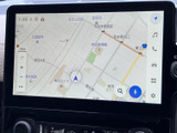 高精細な地図表示で、道に迷う心配はありません。渋滞情報もリアルタイムで確認でき、スムーズな移動をサポートします。安全運転に貢献します。