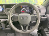 インテリアに合わせたデザインのステアリングは、運転される方のことも考え、運転しやすい形状、大きさです。是非一度、実際に触ってお確かめください。