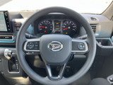 握りやすい形状で、操作性に優れたステアリング。スムーズなハンドリングを実現し、運転の楽しさを向上させます。快適なドライビングをサポート。