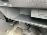 軽でも広々使えるフットブレーキ!助手席との移動も可能で、使用空間広々です♪
