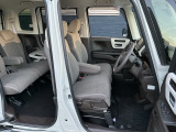 フロントシートです!!ベンチシートなので座席の移動もスムーズに出来ます!!足元も広く運転も楽ですよ!!