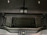 リヤには「いざ」という時のための工具が装備しております。ジャッキ・ナットレンチ・タイヤパンク修理キット・ミニコンプレッサーなどのお助けキットです。