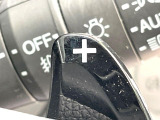 【パドルシフト】ハンドルから手を離さずに素早くシフトアップ&ダウンができるので、エンジンブレーキを使う下り坂や高速道路の合流で加速したい場面で役立ちます。