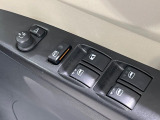 【電動格納ミラー】サイドミラーは電動格納式となっており、狭い駐車場でもキズがつくリスクを抑えられます。