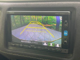 【バックカメラ】駐車時に後方がリアルタイム映像で確認できます。大型商業施設や立体駐車場での駐車時や、夜間のバック時に大活躍!運転スキルに関わらず、今や必須となった装備のひとつです!