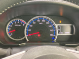 視認性の高いメーター類は、運転に必要な情報を的確に伝えます。速度や回転数などを確認し、安全運転をサポートします。