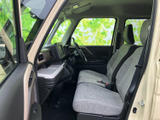 前席まわりは見通しがよく、運転席から前方や周囲を確認しやすいレイアウトです。シートは落ち着いた色合いで、助手席との距離感にもゆとりがあり、乗員が過ごしやすい空間です。