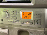 【オートエアコン】一度お好みの温度に設定すれば、車内の温度を検知し風量や温度を自動で調整。暑い&hellip;寒い&hellip;と何度もスイッチ操作をする必要はありません。快適な車内空間には必須の機能ですね♪