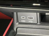 スマートフォンやお手持ちの機器のバッテリー残量が少なくなっても、運転中に充電ができるので安心ですね!