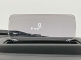 【ヘッドアップディスプレイ】 運転中の視線移動が少なく、車両情報を確認することができます。