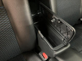 ベンチシート形状で足元も含め広々ゆったり座っていただけます。運転席側に装備してますセンターコンソールボックスを利用頂くとセパレートしてリラックス、ベンチにして開放的に2タイプお好みに合わせ使えます。