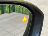 【後方車輛検知】走行中、ドアミラーの死角になりやすい箇所に後続車が接近するとサイドミラー付近に警告を表示、ドライバーに注意喚起をしてくれます。