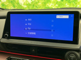 AM・FM・TVや交通情報などの項目が画面に並び、選びたいメニューを確認しやすい表示です。日々の移動中に使う情報へアクセスしやすく、画面上で内容を見比べながら操作できます。