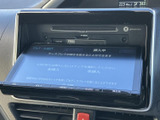 画面を手前に傾けた状態で、表示の角度を調整できる構成です。ナビやオーディオなどの操作画面を見やすい向きに合わせられ、状況に応じて表示を確認しやすく、日常の使い勝手に配慮されています。