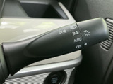 ウインカーやライト関連の表示がレバーに記され、操作内容を確認しやすい仕様です。AUTOの表示も備わり、日常の運転で必要な灯火類の操作を手元で行えます。