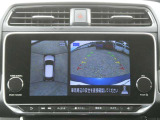 全周囲カメラで、クルマを上空から見下ろしているかのような映像を映し出します。周囲の状況がひと目でわかります!