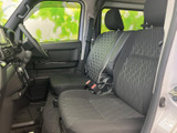 前席は運転席と助手席が並び、窓からの視界も確保された開放的な空間です。シートには模様入りの表皮があしらわれ、落ち着いた雰囲気で過ごせます。