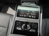運転席・助手席・後部座席に電動シートを装備。お好みに合わせた細かなシートポジション調整が可能です。