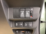 【両側パワースライドドア】です。リモコンや運転席のスイッチ操作で楽々自動開閉。