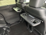 後席用のシートバックテーブルを装備。