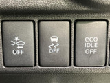 運転席まわりに、複数の車両機能に関するスイッチが並んでいます。表示を見ながら必要な設定を確認しやすく、日々の運転で使う機能にアクセスしやすい配置です。
