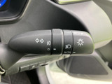 レバーには各種マークが記され、手元で表示を確かめながら操作できます。必要な機能を把握しやすく、運転中に視線を大きく移さず扱いやすい装備です。