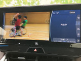 テレビ映像を表示できる画面を備え、停車中にニュースや番組を視聴したい場面で活躍します。操作画面も確認しやすく、休憩時間など車内で過ごすひとときに便利です。