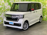 角を包み込むようなデザインが、車両全体に調和をもたらしています。精悍なフロントマスクが、都会的な印象を高めていますね。