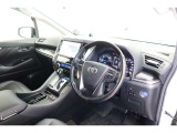 【運転席&助手席】黒を基調にした高級感のあるデザインです。パワーシートで微小な位置調整も可能です。パワーシート可動時の静かなでスマートな音は上質さと高級感を感じさせてくれます。