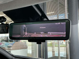 スマートルームミラーは、車両後方に設置されたカメラの映像を、ルームミラーに映し出すことで、死角をなくし、安全性を向上させることができます。また、夜間や雨天時でも、クリアな映像を映し出すことができます。