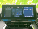 ラジオやUSB、Bluetoothなどの音源選択が画面にまとまり、聴きたいメディアを確認しやすい表示です。交通情報などの選択肢も並び、利用する音源を画面から選べます。