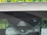 【プリクラッシュセーフティ】前方の車両等を検知し、衝突しそうな時は警報で注意を促し、ブレーキを踏む力をサポート。ブレーキを踏めなかった場合は衝突被害軽減ブレーキが作動、衝突回避をサポートします。