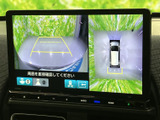 周囲の映像と車両を上から見た表示を切り替えて確認でき、駐車時の状況把握に便利です。画面に目安線も表示されるため、周囲を直接確認しながら慎重に操作する際に役立ちます。