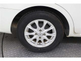 タイヤサイズは175/70R14になります。溝数は約4ミリです。