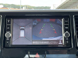 上空から見下ろしているかのような映像をディスプレイに映し出し、スムースな駐車をサポートします。画面は「トップビュー」のほか「サイドブラインドビュー」への切り換えが可能。ますます安心です