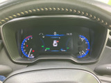 速度や燃料残量などの情報をメーター内にまとめて表示し、運転中も必要な内容を確認しやすい配置です。中央の表示も視線を大きく外さず把握でき、日々の運転を支えます。