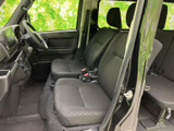 運転席からの視界は広く、周囲の状況を把握しやすいです。操作しやすい位置に配置されたスイッチ類も便利です。快適な運転をサポートします。