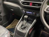 操作しやすいATシフトです♪シフトチェンジを気にしなくていいので運転だけに集中できますね!自然と手に届くところにある、手になじむ形状のシフトノブがいいですね♪