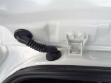 後ハッチ取付部です。水アカの付着しやすいところですが、すみずみまで洗浄します