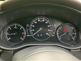 速度やエンジン回転数、燃料残量などをまとめて確認できるメーター配置です。運転席から各表示を把握しやすく、必要な情報を走行前にも確認しやすい造りです。