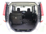 シートは半分だけ倒せるので、荷物の多さや乗車人数にあわせてフレキシブルにアレンジできます。後席に乗車しながら長尺物も積み込めます。