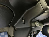 【ショッピングフック】買い物袋などを引っ掛けるためのショッピングフックが付いています。