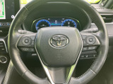 手元に複数のスイッチを備え、運転姿勢を保ちながら各種機能へアクセスしやすい配置です。メーターの表示を確認しつつ扱えるため、日々の運転で便利に活用いただけます。
