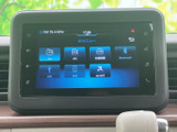 FM・AMラジオのほか、BluetoothやUSBなど複数の音源を画面から選べます。項目が見やすく整理されており、聴きたい音源に合わせて切り替えやすいオーディオ環境です。