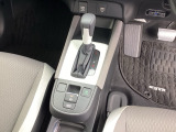 【eコンスイッチ】低燃費運転をサポートするECONモード。スイッチをONすると、エンジンやトランスミッション、A/Cなどを協調制御し、燃費の向上に貢献。エコドライブの効果を高めます。